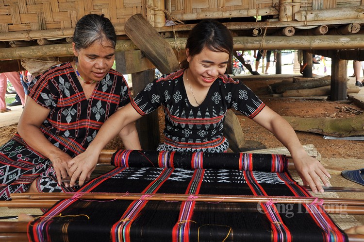 Trải nghiệm hấp dẫn cùng “Sắc màu thổ cẩm” tại Làng Văn hóa