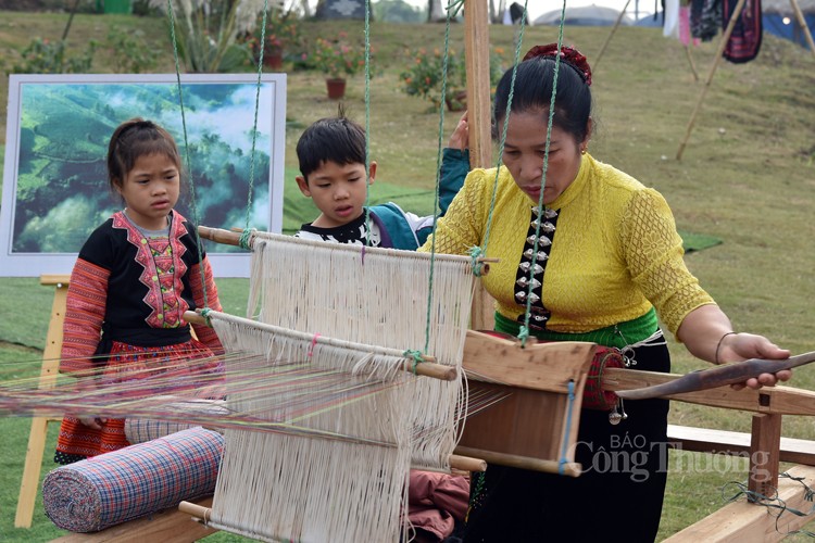 Trải nghiệm hấp dẫn cùng “Sắc màu thổ cẩm” tại Làng Văn hóa