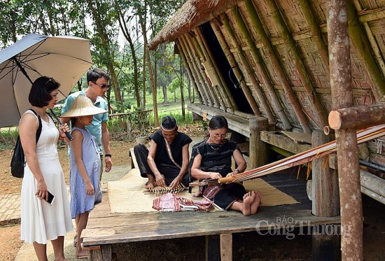 Trải nghiệm hấp dẫn cùng “Sắc màu thổ cẩm” tại Làng Văn hóa