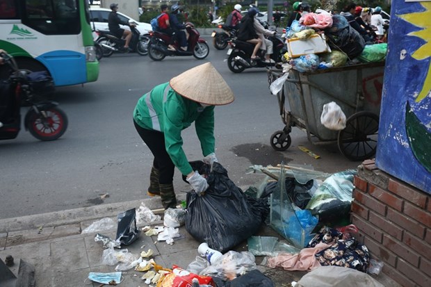 Nhung bat cap trong thu gom va xu ly rac thai tai Ha Noi hinh anh 1