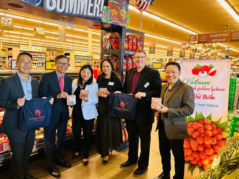 Tổng Lãnh sự Việt Nam tại San Francisco Hoàng Anh Tuấn, bà Amy Nguyễn, Chủ tịch Dragonberry, ông James Molamphy, Produce Sales Manager, ông Stuart Kitayama, Produce Assistant Sales Manager của hệ thống siêu thị Safeway & Albertsons vui mừng chào đón trái 