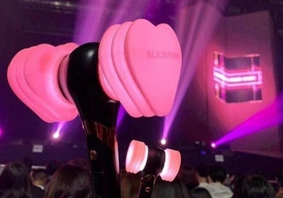 Chưa qua "cơn sốt" vé, fan Việt "săn" búa hồng, áo phông đi xem concert BlackPink