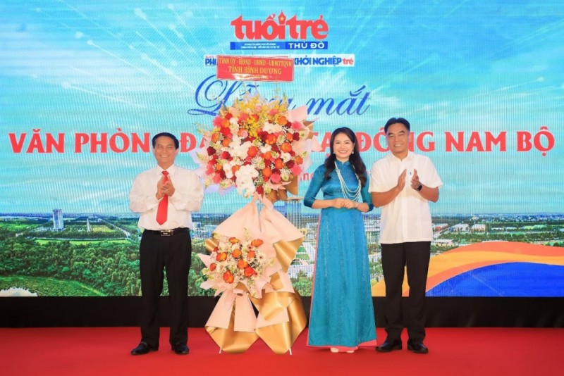 Ông Nguyễn Lộc Hà, Phó Chủ tịch UBND tỉnh Bình Dương; Ông Nguyễn Văn Lộc, Chủ tịch HĐND tỉnh Bình Dương tặng hoa chúc mừng Văn phòng đại diện báo Tuổi trẻ Thủ đô tại Đông Nam Bộ