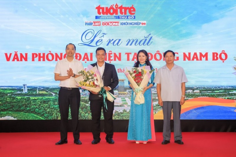 Đồng chí Phạm Thanh Học - Phó Trưởng ban Thường trực Ban Tuyên giáo Thành ủy Hà Nội; Đồng chí Nguyễn Tiến Hưng, Phó Bí thư Thành đoàn, Chủ tịch Hội Sinh viên Việt Nam thành phố Hà Nội tặng hoa chúc mừng Văn phòng đại diện Đông Nam Bộ báo Tuổi trẻ Thủ đô