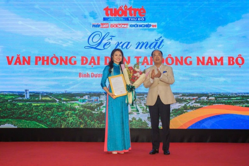 Ông Nguyễn Mạnh Hưng, Tổng Biên tập báo Tuổi trẻ Thủ đô trao quyết định bổ nhiệm Trưởng Văn phòng đại diện báo Tuổi trẻ Thủ đô khu vực Đông Nam Bộ cho bà Trần Thị Hậu