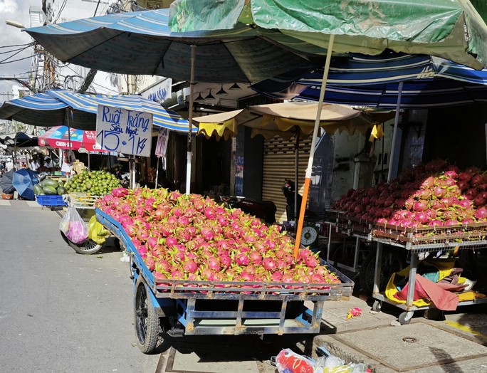 Thanh long lại dội chợ - Ảnh 2.