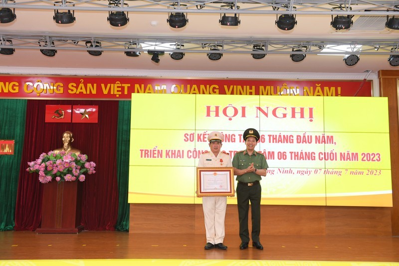 Thứ trưởng Lê Văn Tuyến trao Huân chương Chiến công hạng Nhất tặng Giám đốc Công an tỉnh Quảng Ninh Đinh Văn Nơi. Ảnh: Công an tỉnh Quảng Ninh