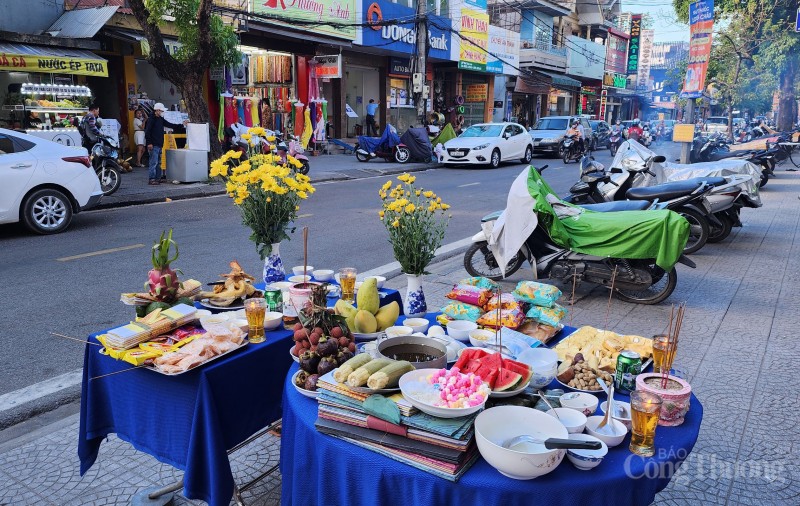 Thừa Thiên Huế: Hàng ngàn người trang nghiêm cúng tế “thất thủ kinh đô” Thừa Thiên Huế: Hàng ngàn người trang nghiêm cúng tế sự kiện “thất thủ kinh đô”