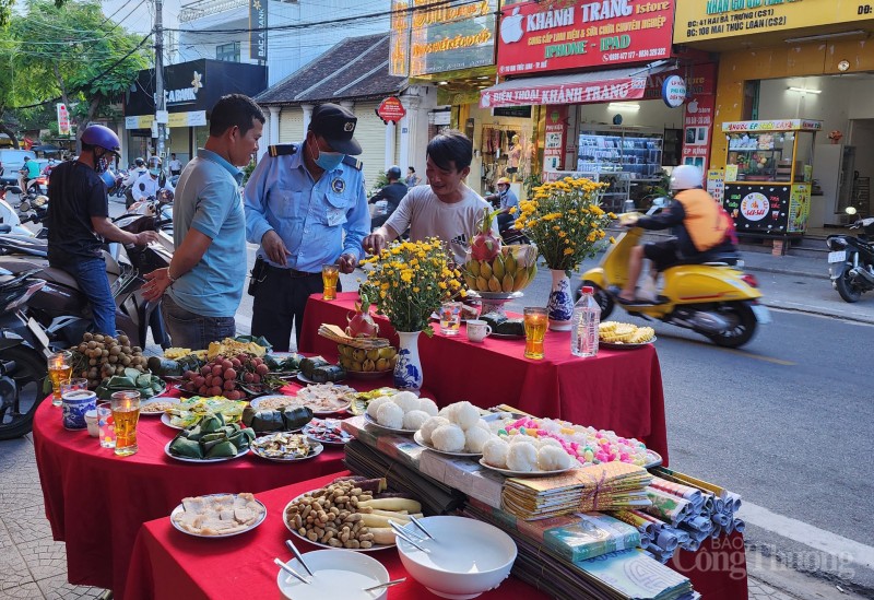 Thừa Thiên Huế: Hàng ngàn người trang nghiêm cúng tế “thất thủ kinh đô” Thừa Thiên Huế: Hàng ngàn người trang nghiêm cúng tế sự kiện “thất thủ kinh đô”