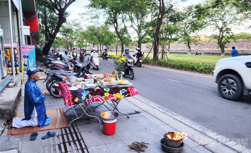 Thừa Thiên Huế: Hàng ngàn người trang nghiêm cúng tế “thất thủ kinh đô” Thừa Thiên Huế: Hàng ngàn người trang nghiêm cúng tế sự kiện “thất thủ kinh đô”