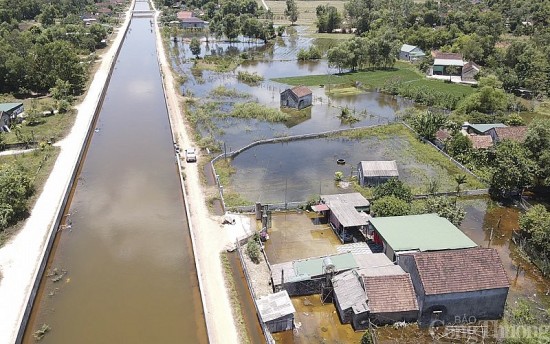 Người dân Hà Tĩnh ‘chạy lũ’ giữa ngày hè nắng nóng