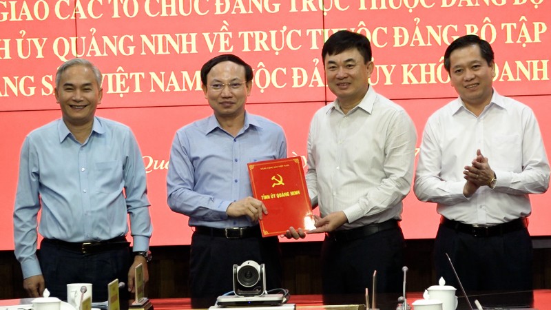Bí thư tỉnh ủy, Chủ tịch HĐND tỉnh Quảng Ninh trao quyết định chuyển giao các tổ chức Đảng và Đảng viên cho đồng chí Ngô Hoàng Ngân Bí thư Đảng ủy, Chủ tịch HĐTV Tập đoàn TKV (Ảnh Truyền thông TKV)