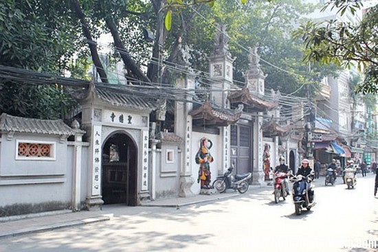phong thuy nha o co nen xay nha o gan dinh den chua hay khong