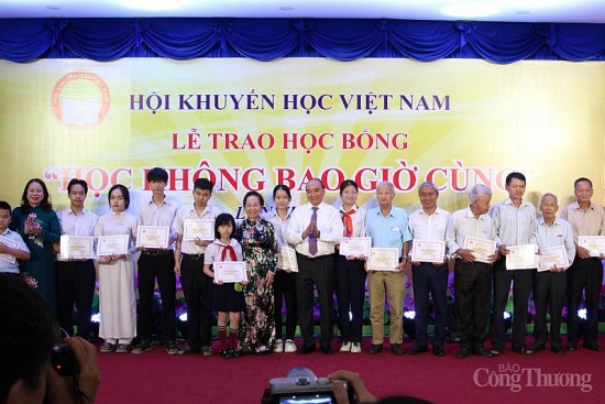 pho chu tich nuoc vo thi anh xuan trao hoc bong cho hoc sinh mien trung tay nguyen vuot kho