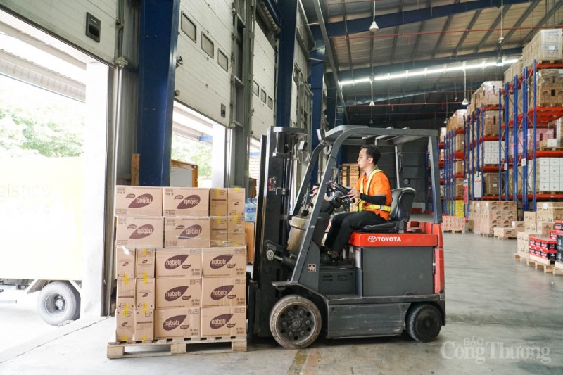 Thứ trưởng Nguyễn Sinh Nhật Tân khảo sát thực tế doanh nghiệp logistics tại Đà Nẵng