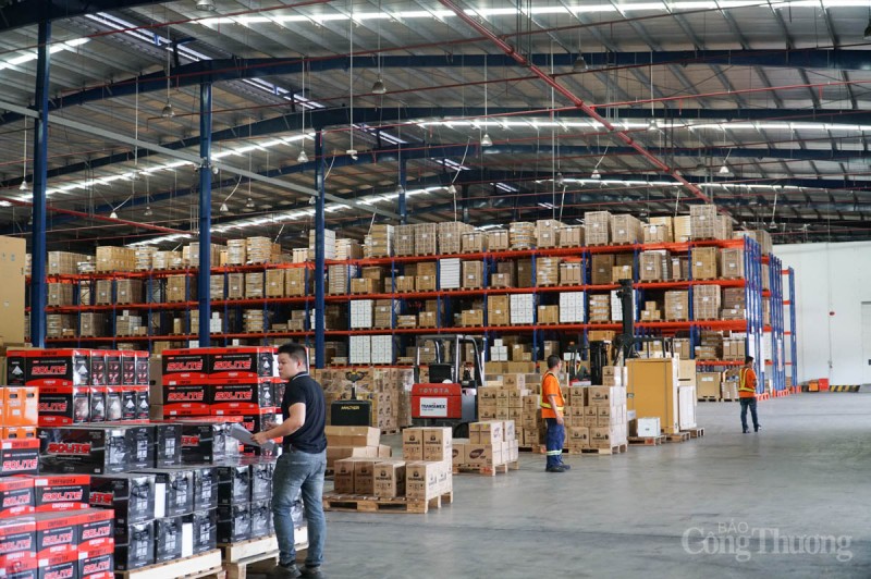 Thứ trưởng Nguyễn Sinh Nhật Tân khảo sát thực tế doanh nghiệp logistics tại Đà Nẵng