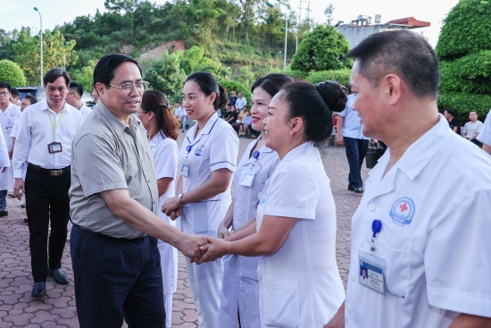 Thủ tướng dâng hương tại Nhà tưởng niệm Chủ tịch Hồ Chí Minh và thăm Bệnh viện đa khoa tỉnh Bắc Kạn