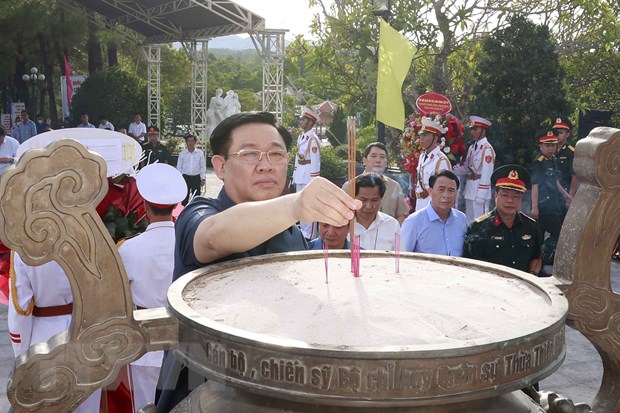 Chu tich Quoc hoi tuong niem cac anh hung liet sy tai Thua Thien-Hue hinh anh 1