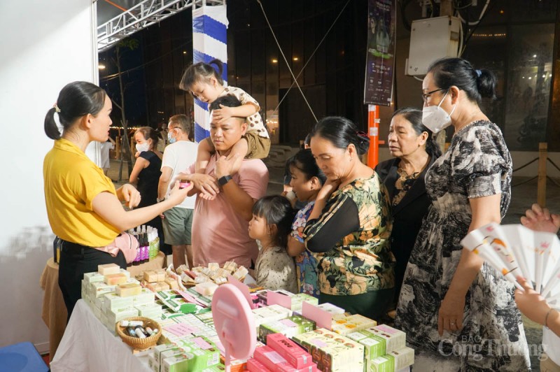 Đà Nẵng: Quảng bá sản phẩm OCOP, hàng Việt đến “khách Tây”