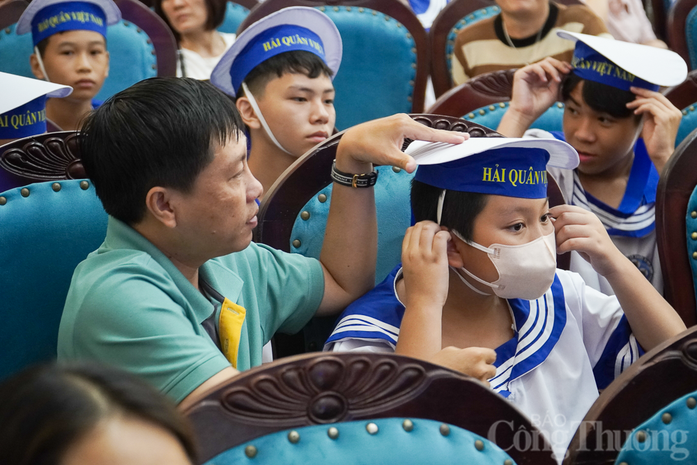 Thiếu nhi Khánh Hòa tập làm chiến sĩ hải quân Thiếu nhi Khánh Hòa tập làm chiến sĩ hải quân: Nhân lên tình yêu biển đảo!
