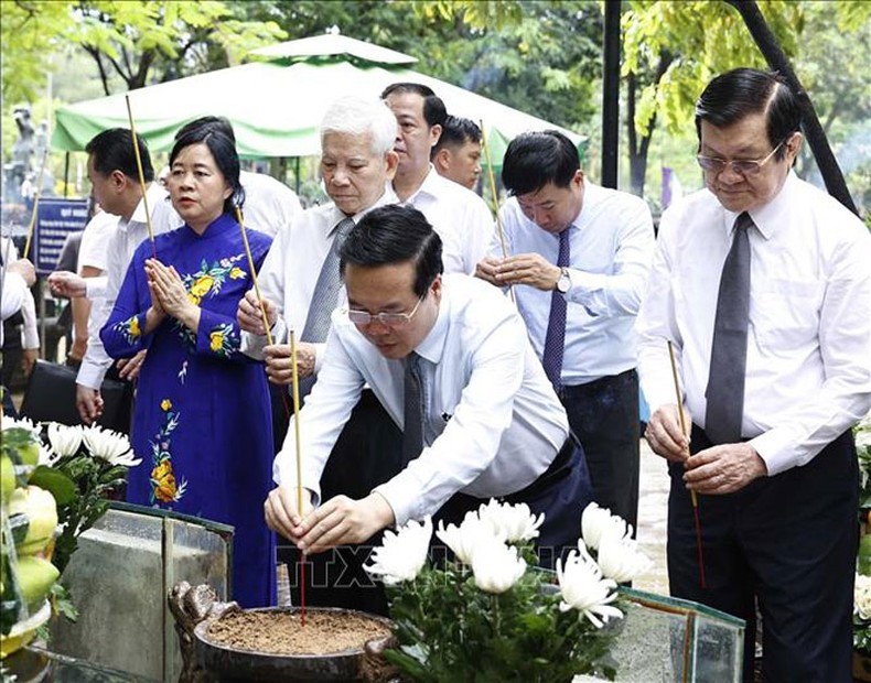 Chủ tịch nước Võ Văn Thưởng dâng hương tại phần mộ Liệt sĩ, Anh hùng Lực lượng vũ trang nhân dân Võ Thị Sáu tại Nghĩa trang Hàng Dương. (Ảnh: TTXVN)