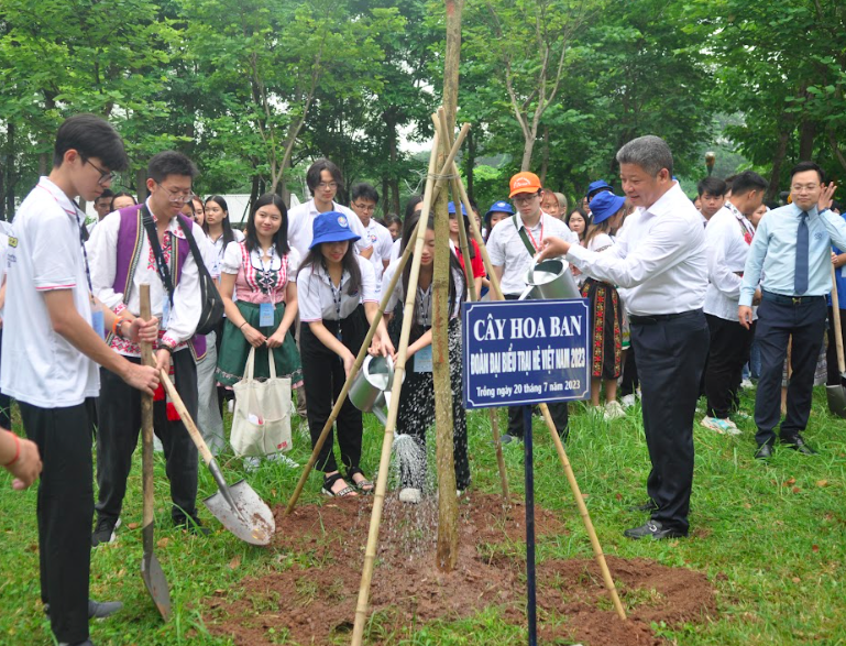  Lãnh đạo Ủy ban Nhà nước về người Việt Nam ở nước ngoài và TP Hà Nội tham gia lễ trồng cây. 