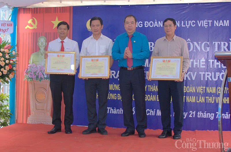 TP. Hồ Chí Minh: Gắn biển thi đua công trình chào mừng Đại hội Công đoàn Điện lực Việt Nam