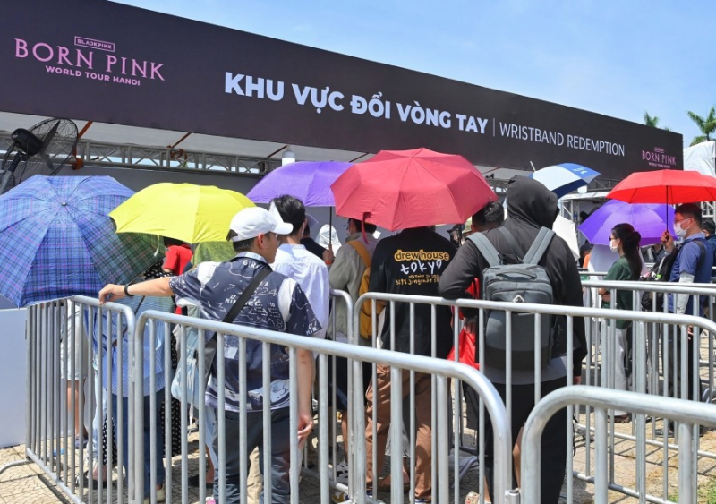 nguoi ham mo xep hang dai doi vong tay concert blackpink giua troi nang ha noi