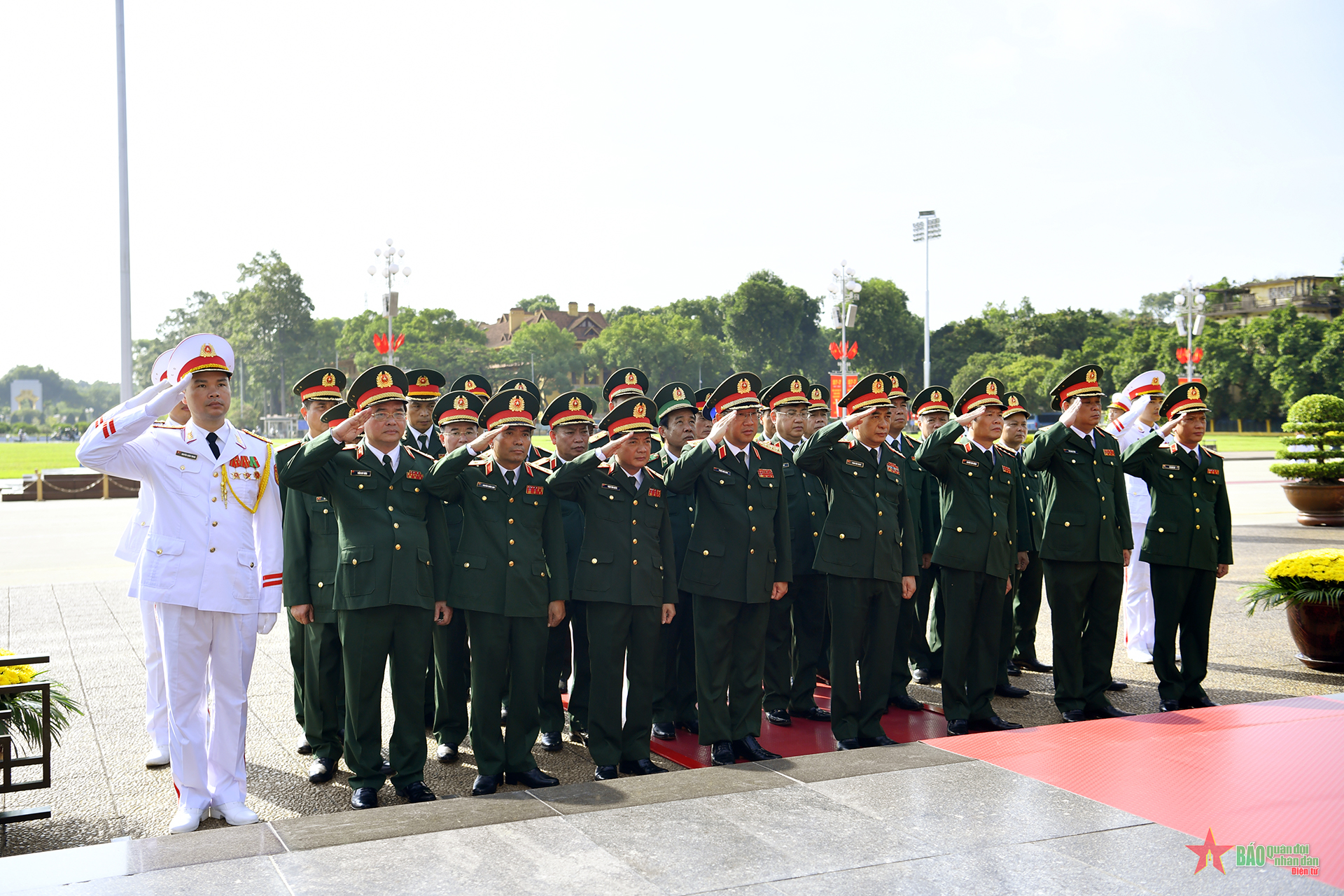 Lãnh đạo Đảng, Nhà nước vào Lăng viếng Chủ tịch Hồ Chí Minh và tưởng niệm các Anh hùng liệt sĩ