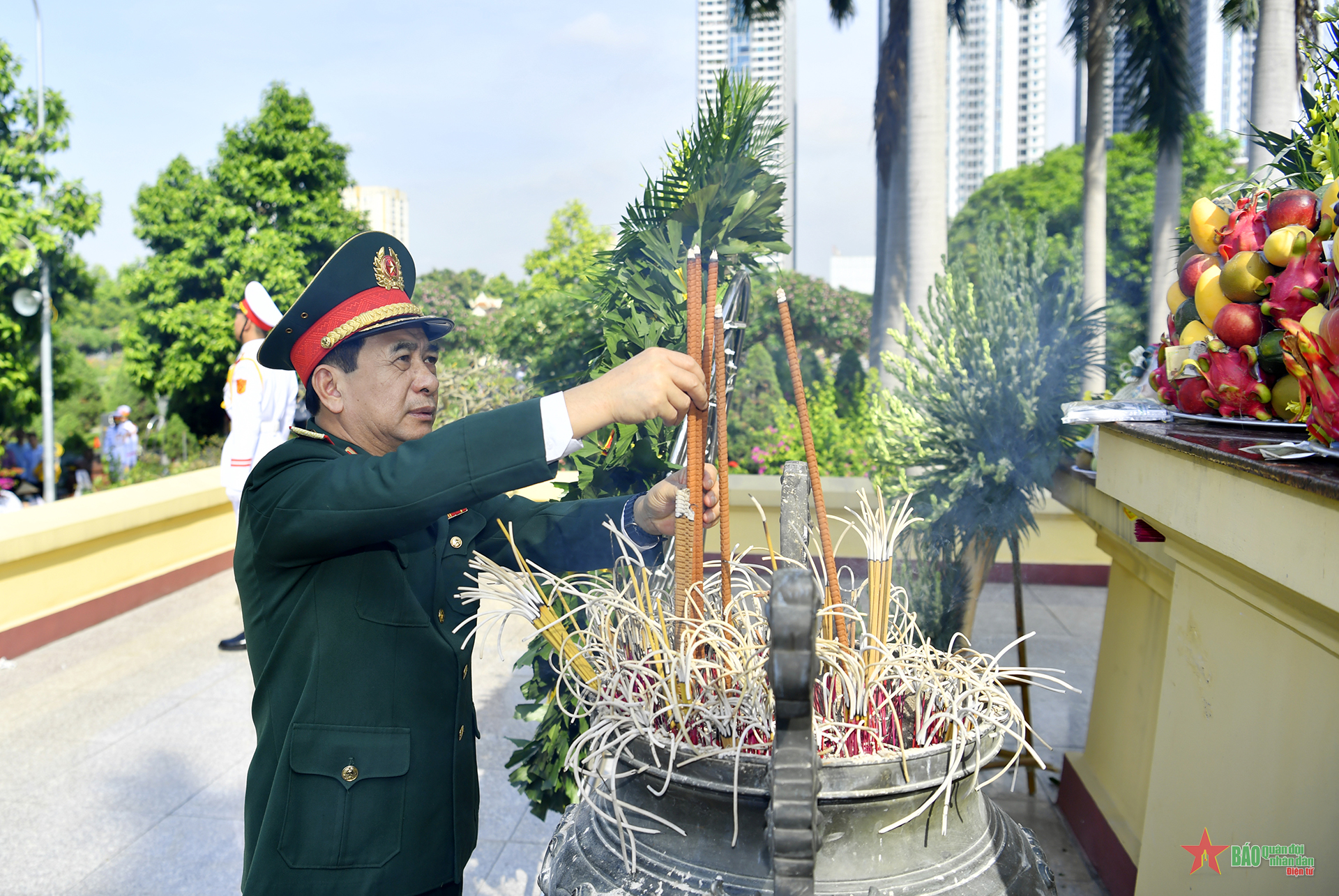 Lãnh đạo Đảng, Nhà nước vào Lăng viếng Chủ tịch Hồ Chí Minh và tưởng niệm các Anh hùng liệt sĩ