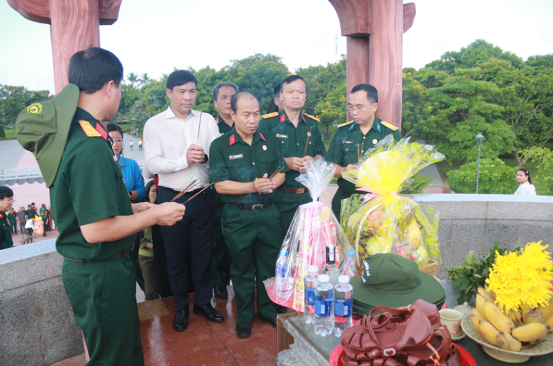 Đoàn công tác dâng hương tại Thành Cổ Quảng Trị