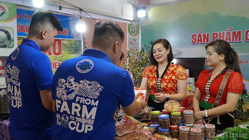 Đặc sắc các gian hàng tại Hội chợ triển lãm hàng công nghiệp, nông thôn khu vực phía Bắc Đặc sắc các gian hàng tại Hội chợ Triển lãm hàng công nghiệp nông thôn khu vực phía Bắc
