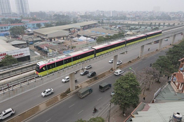 Chạy thử tàu điện đoạn trên cao dự án đường sắt đô thị Nhổn-ga Hà Nội.