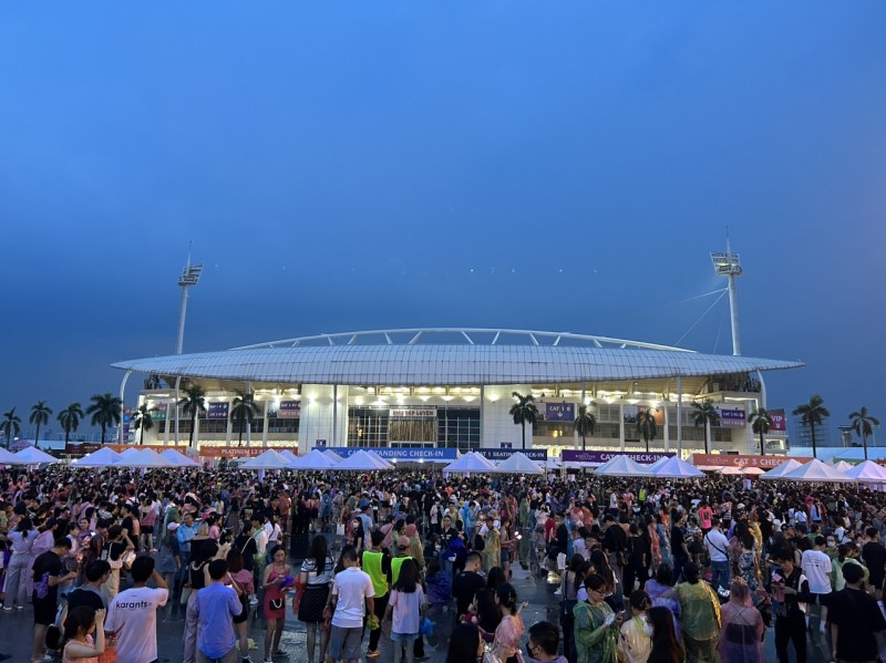 Không khí trước giờ G concert Born Pink của Blackpink: Ngập sắc hồng, Hà Nội mưa to