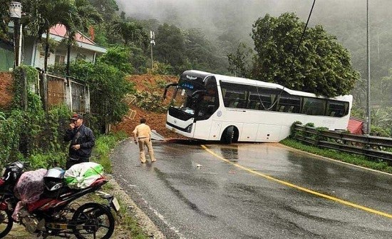 Lâm Đồng: Mưa liên tục, Đèo Bảo Lộc bị sạt lở, gây ảnh hưởng nghiêm trọng