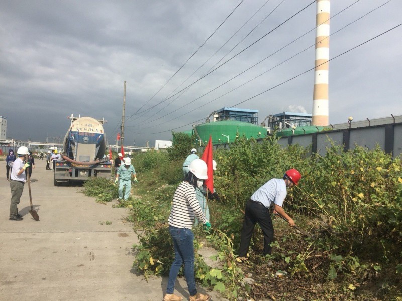 Thường xuyên ra quân tổng vệ sinh khu vực xung quanh nhà máy ngoài giờ làm việc