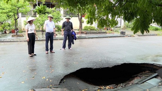 Tỉnh Quảng Ninh: Xuất hiện hố "tử thần" trước cửa nhà dân