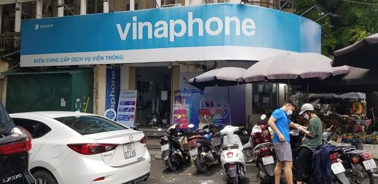 Khách hàng tập trung đông tại các điểm giao dịch VinaPhone do lỗi hệ thống cập nhật thông tin thuê bao