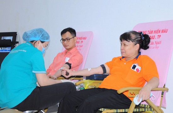 qui phuc van dong duoc hon 1000 luot nguoi tinh nguyen tham gia hien mau hanh trinh do