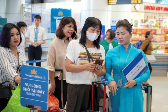 Hành khách trẻ sử dụng tài khoản VNeID để làm thủ tục đi tàu bay