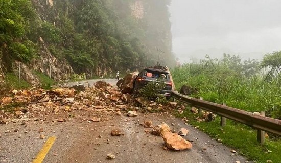 Sạt lở đất đá đè bẹp ô tô chở 4 người tại Hòa Bình