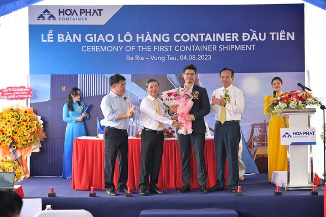 Hòa Phát chính thức xuất ra thị trường lô container đầu tiên