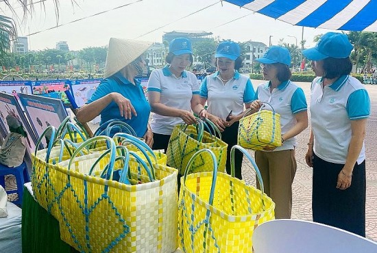 ha noi hon 3000 lan nhua duoc phat trong phong trao song xanh tieu dung sach
