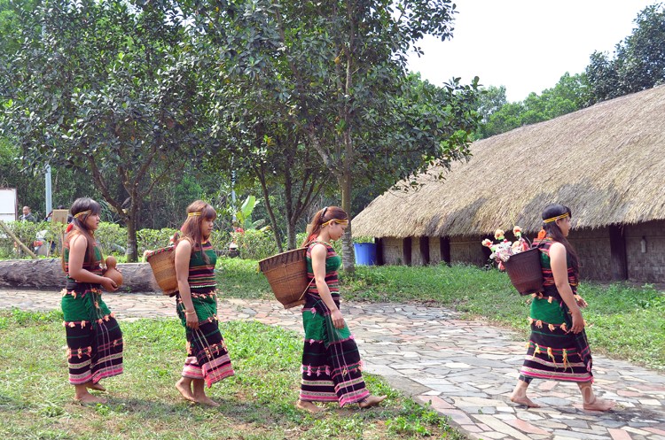 Vẻ đẹp tự nhiên trong trang phục truyền thống của dân tộc M'nông