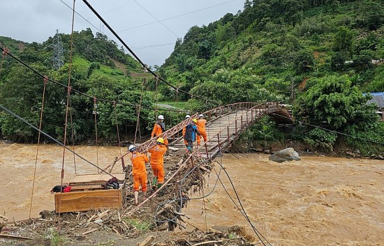 Người dân Mù Cang Chải phấn khởi khi có điện trở lại sau mưa lũ