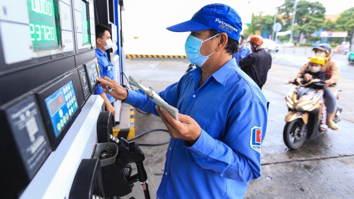 Ngày mai (11/8), giá xăng dầu trong nước sẽ bước vào kỳ điều chỉnh mới do liên bộ Tài chính - Công Thương quyết định, công bố