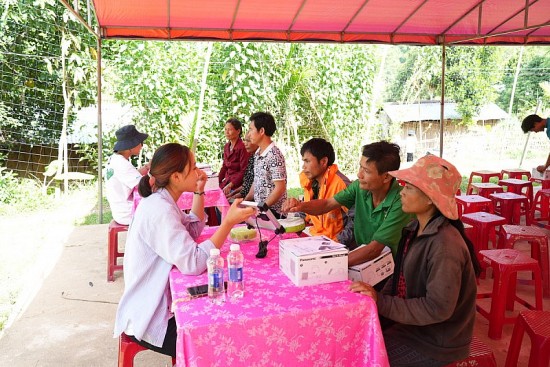 quang nam mang anh sang den cac gia dinh kho khan huyen mien nui nam tra my