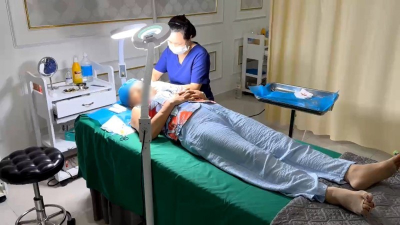 Bắt quả tang thẩm mỹ viện cho lao công phẫu thuật làm đẹp cho khách