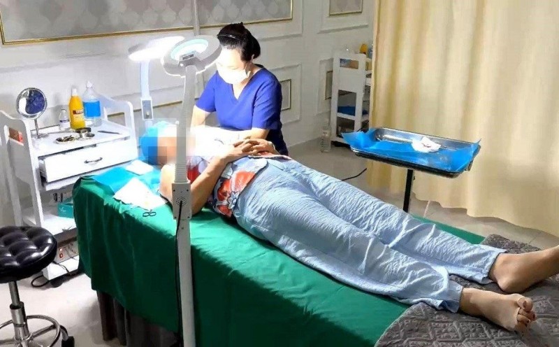 Kinh hoàng một thẩm mỹ viện tại Đà Nẵng để nhân viên lao công… phẫu thuật làm đẹp cho khách