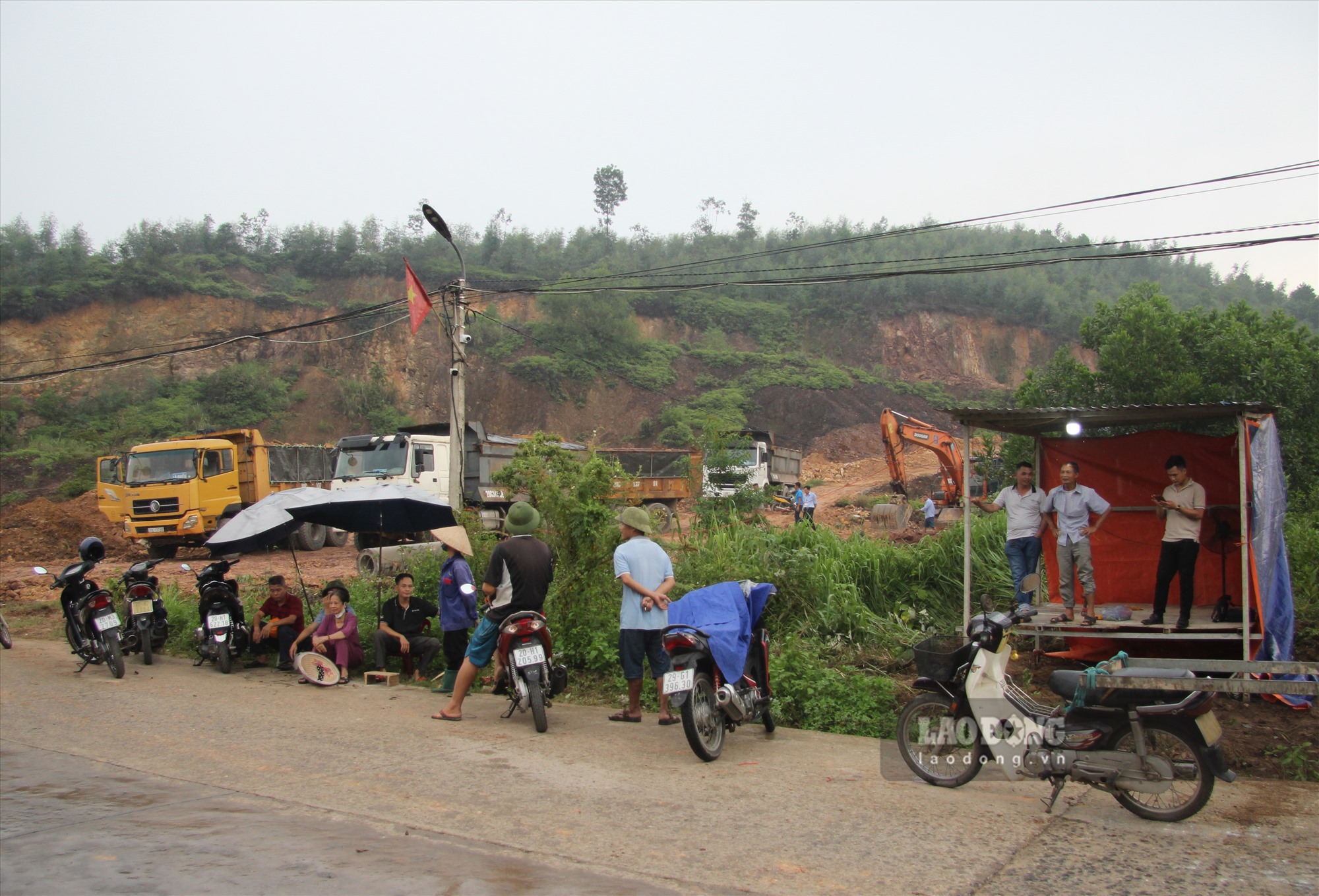 Người dân xã Minh Đức lập lán, đứng canh không cho xe vào chở đất từ dự án